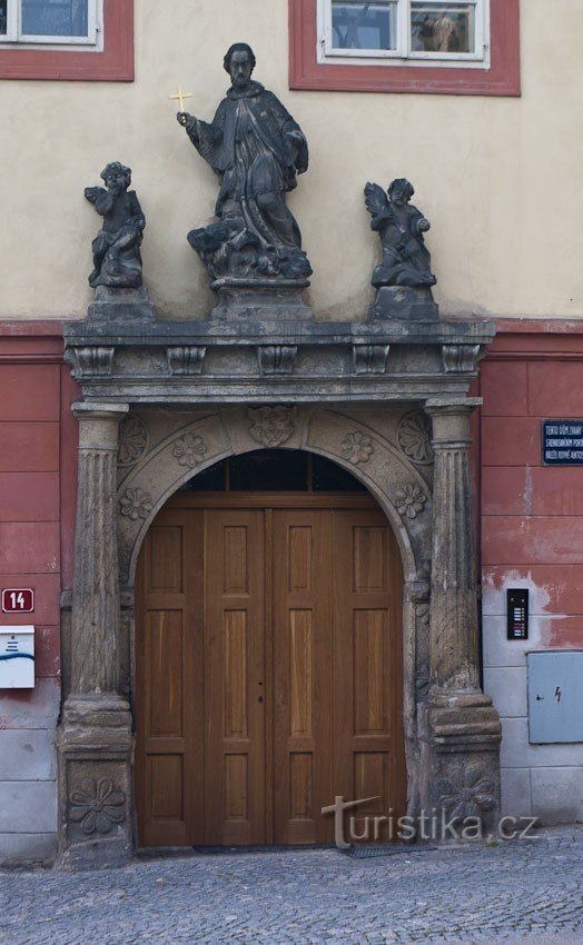 Portal renacentista de la Casa de Oración