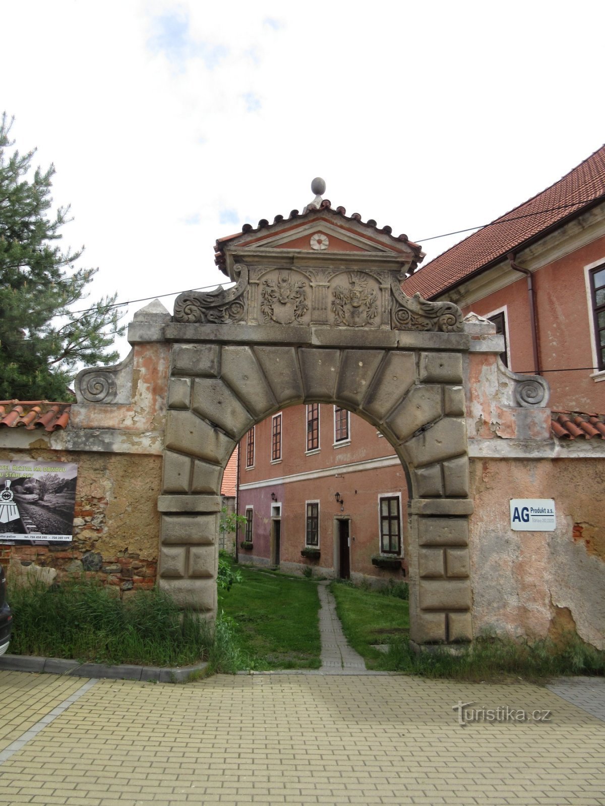 Renesanční portál u zámku Šťáhlavy