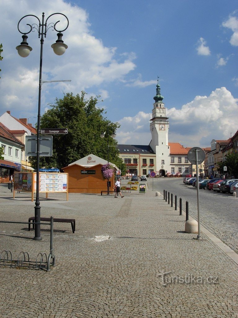 Reneszánsz városháza toronnyal Boskovice-ban