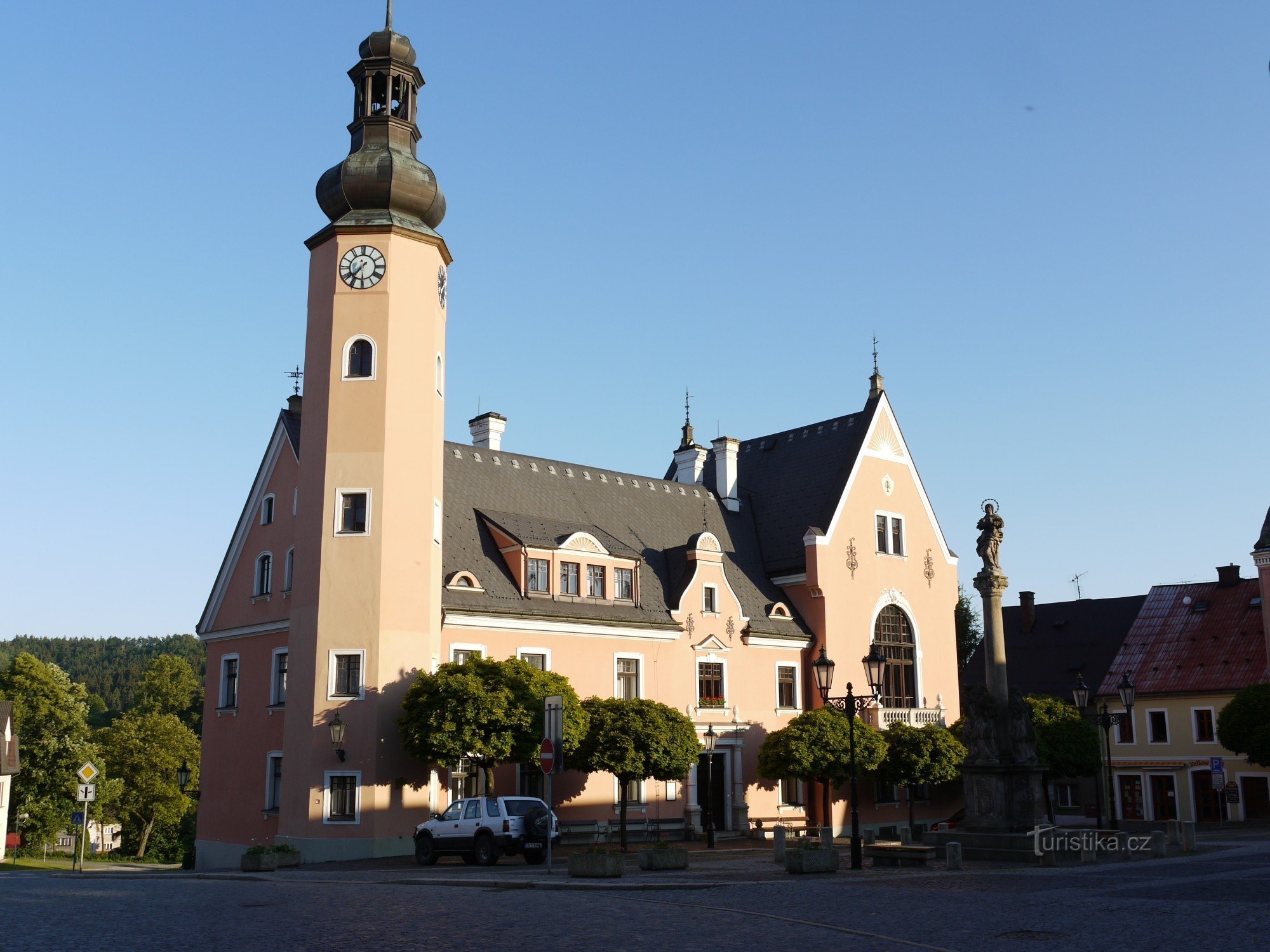 Tòa thị chính Renaissance từ năm 1565 ở Český Dub