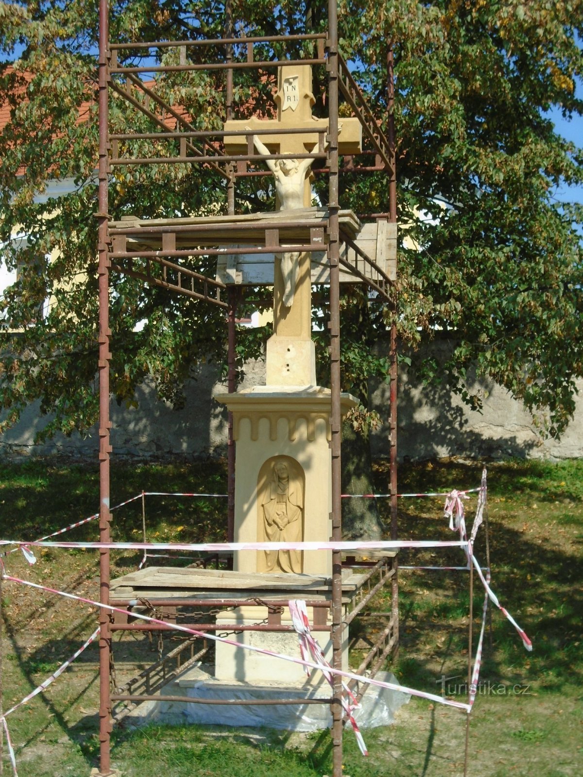 Renovering af korset foran kirken (Býšť)