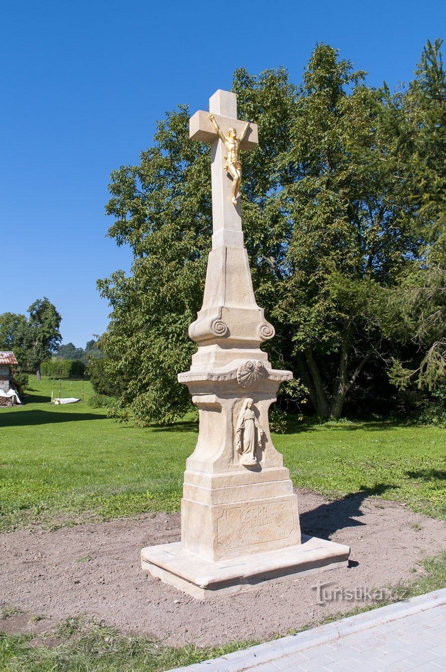 Renovation of the cross at the bus stop in Bratrušov