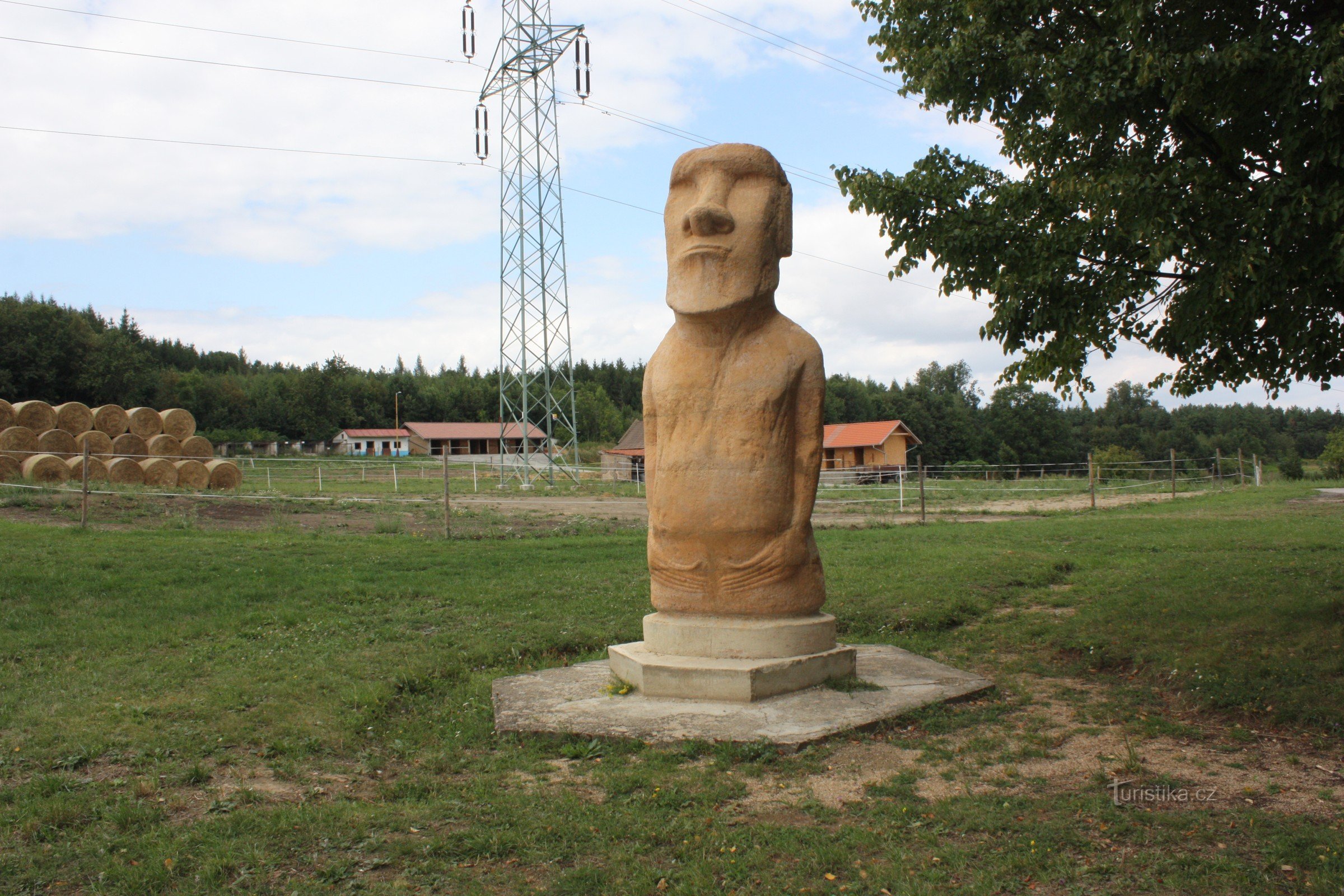 Replika sochy Moai v Bohdalicích u Bučovic