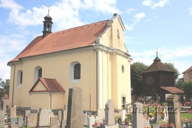Rępníky - kyrkan St. Laurel, i bakgrunden en klockstapel av trä