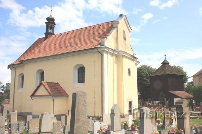 Rępníky - iglesia de St. Laurel, al fondo un campanario de madera