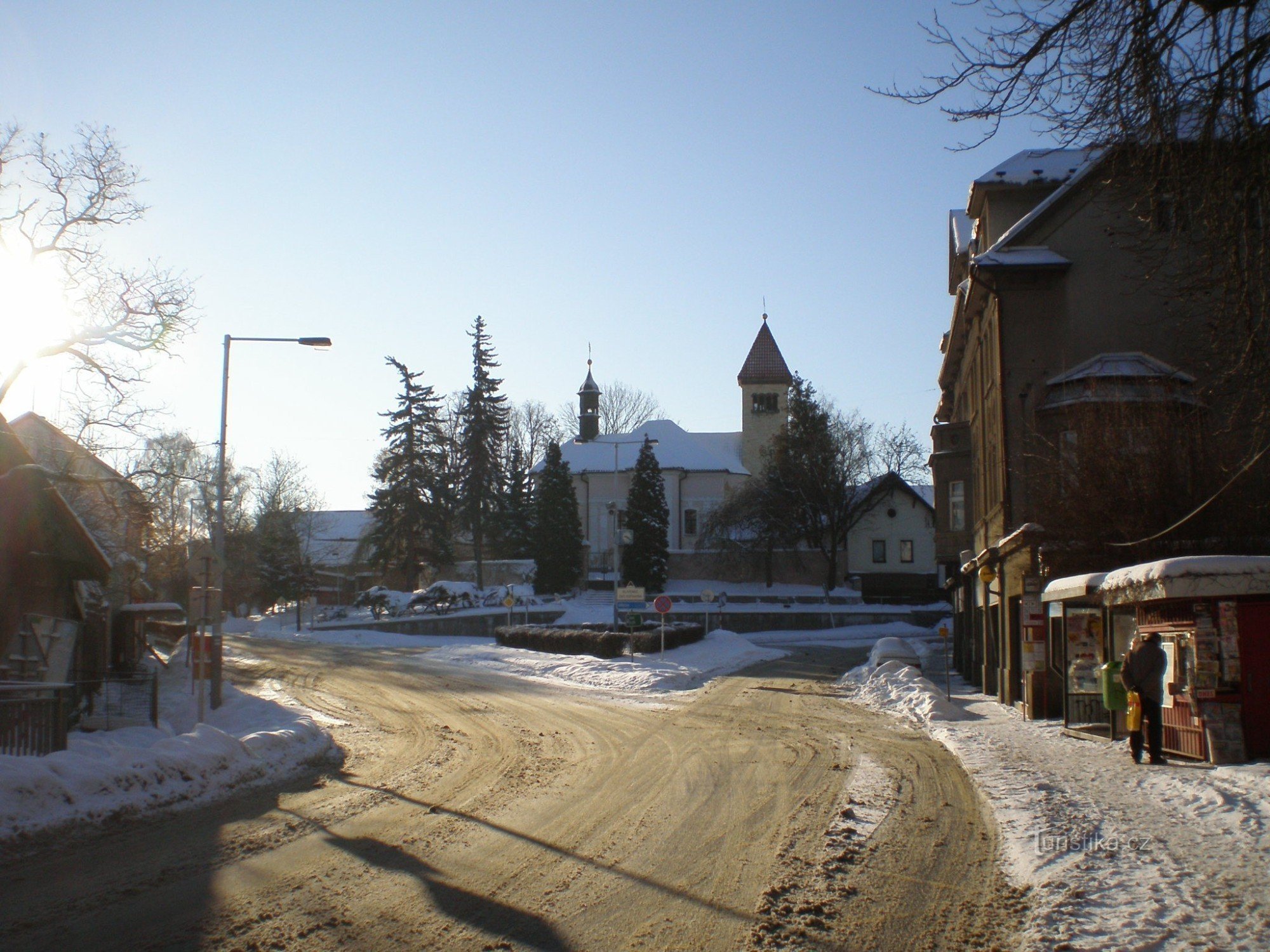 Řeporyje - praça com a igreja de St. Pedro e Paulo