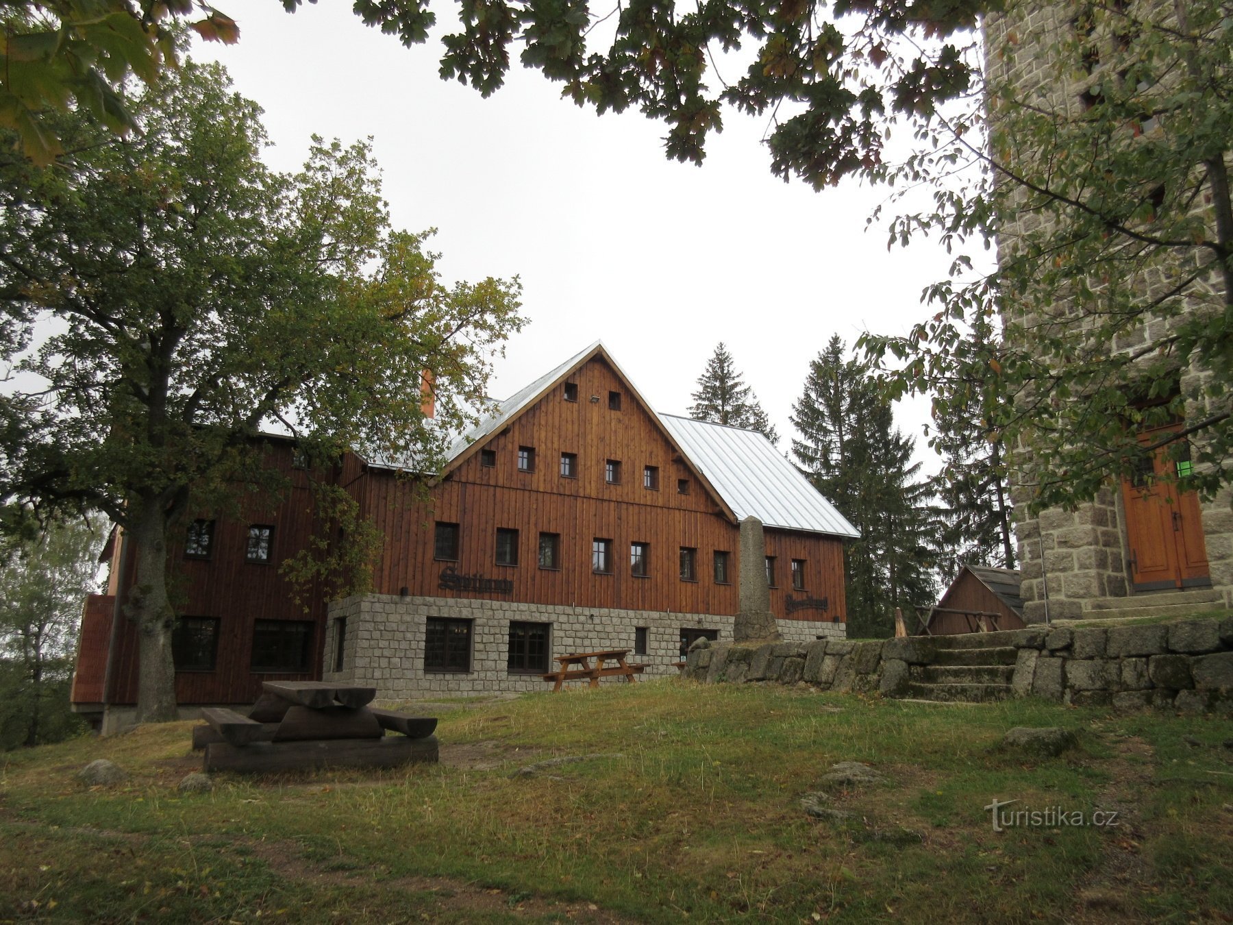 Restaurant und Teil des Bramberk-Aussichtsturms