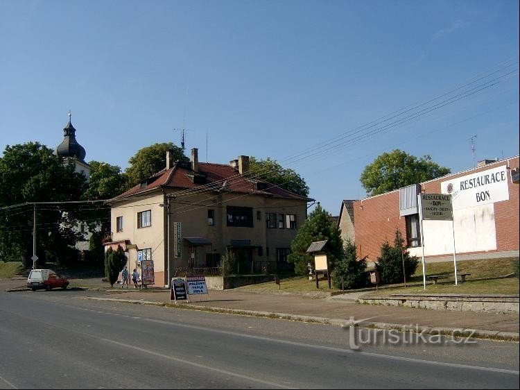 Restaurace a kostel: Restaurace BON a římskokatolický kostel Všech svatých