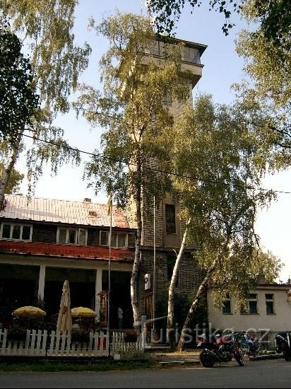 Restaurant and lookout tower: An asphalt road leads to the lookout tower and there is a parking lot at the lookout tower