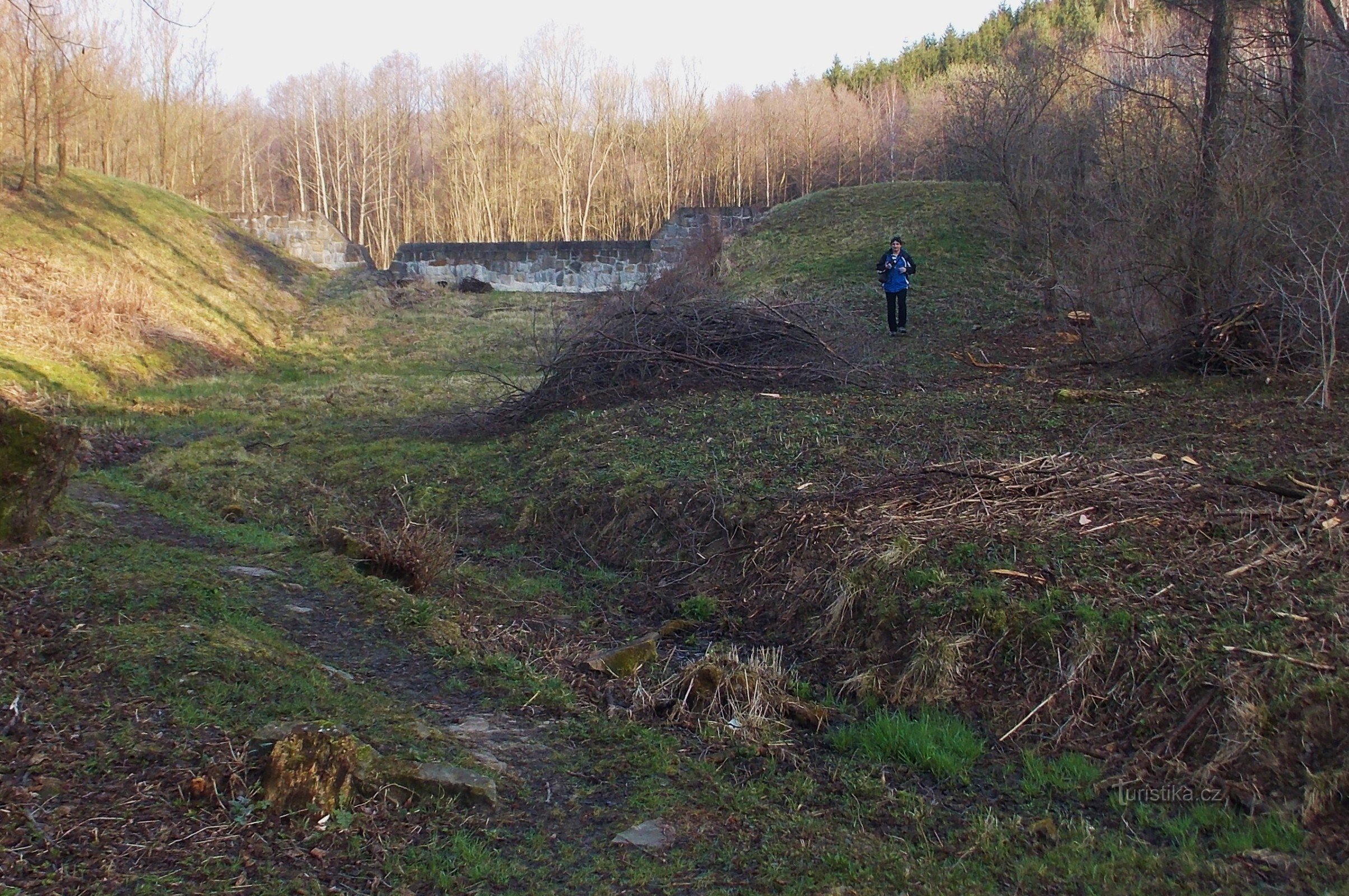 Ravintola Koliba Kaprínin tekojärven rannalla Březůvkyssä