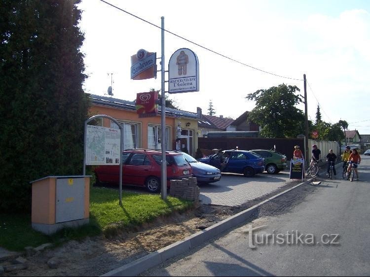 Restaurant : Vue du restaurant dans le village, panneau d'information à gauche