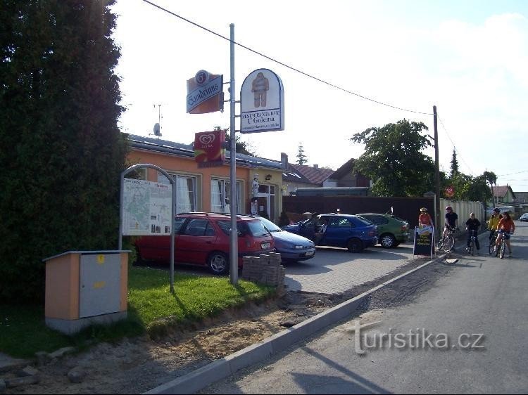 Ristorante: Vista del ristorante del paese, pannello informativo a sinistra