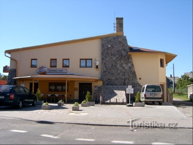 Restaurant : Restaurant du soleil, près de l'église et de la place