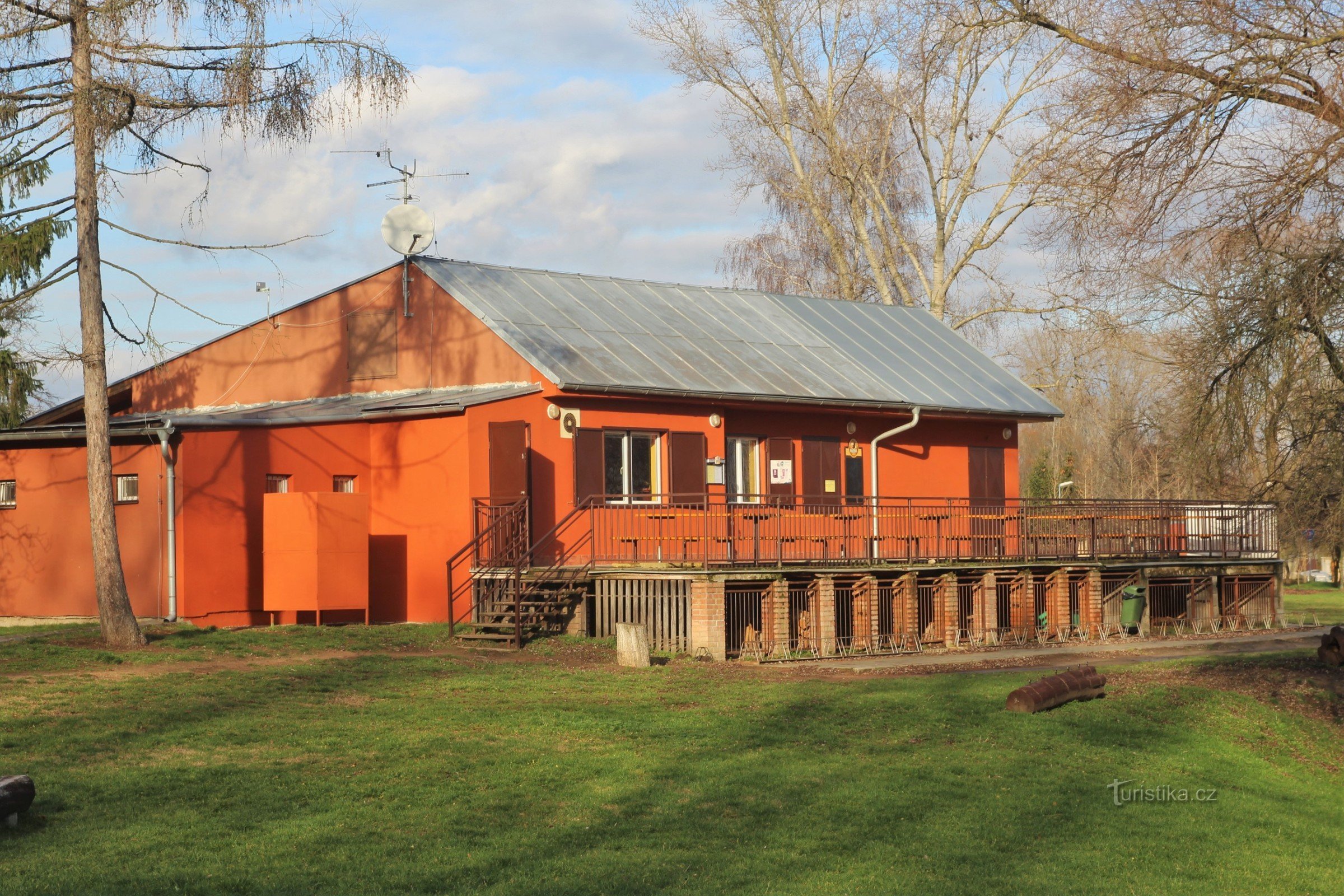 Restaurant mit sommerlicher Aussichtsterrasse