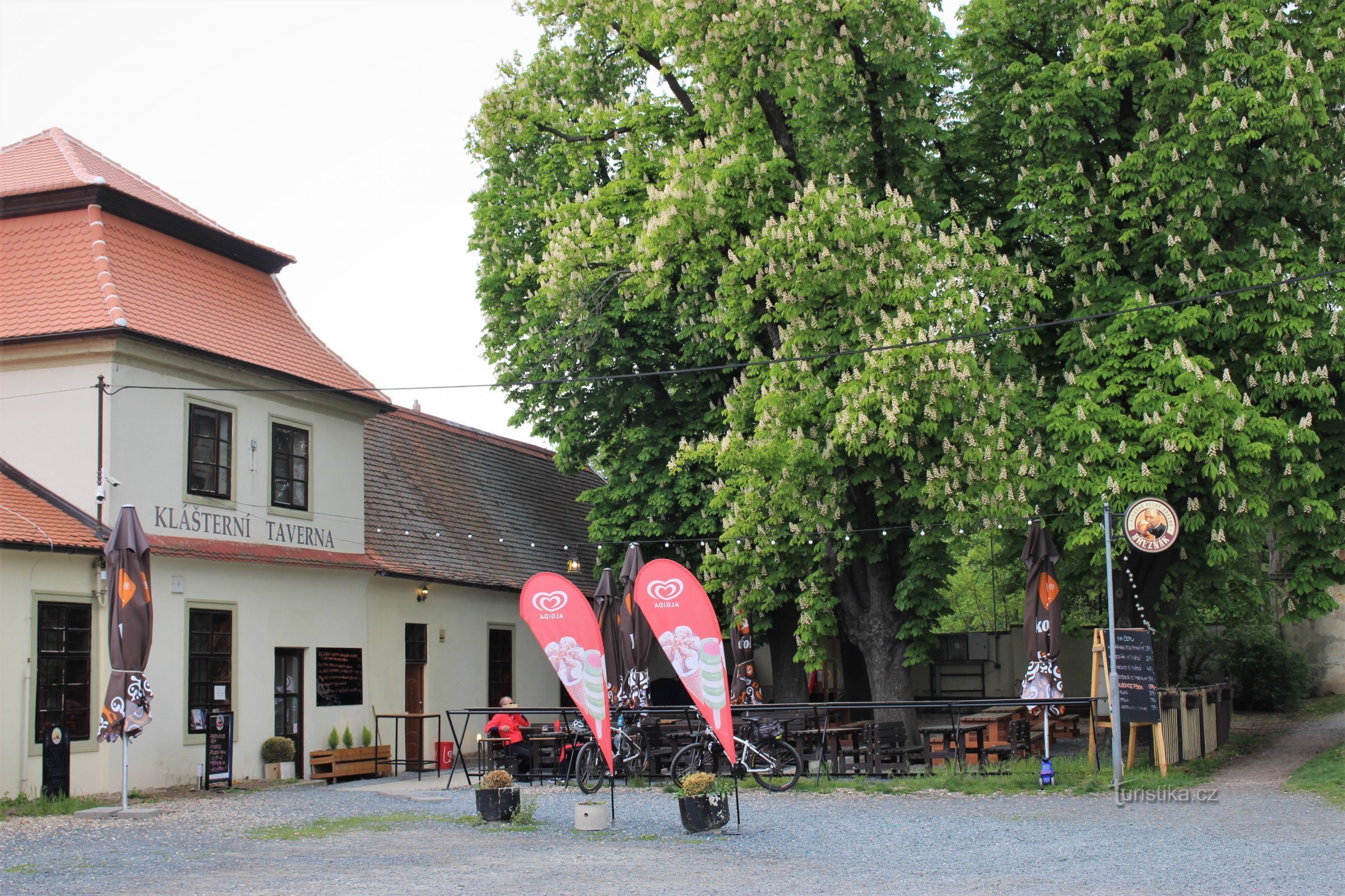 Nhà hàng Taverna trước Tu viện Rajhrad