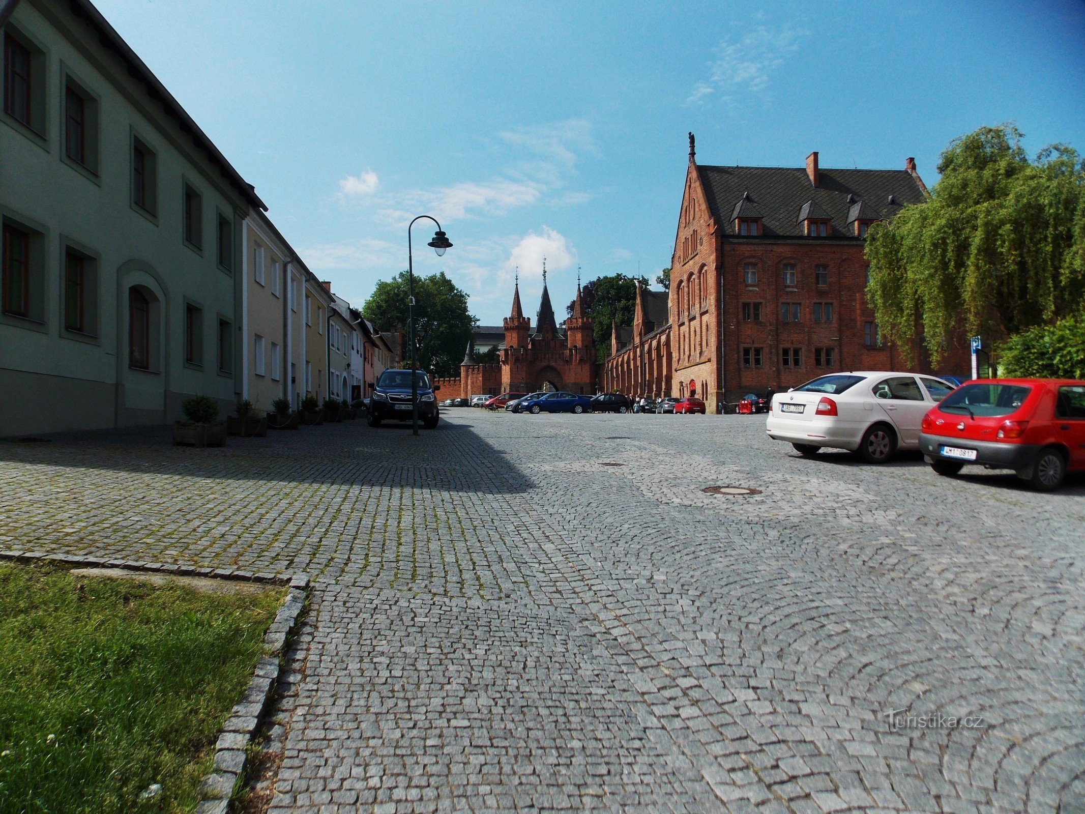 Ravintola U Záviše linnan edessä Hradec nad Moravicíssa