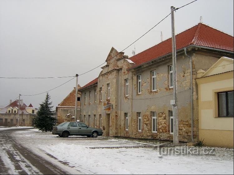 Restaurace: V polovině devatenáctého století byla v blízkosti obce otevřena šach