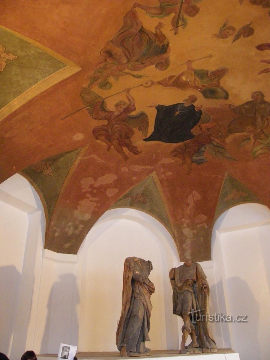Les peintures au plafond restaurées sont à nouveau menacées par l'humidité