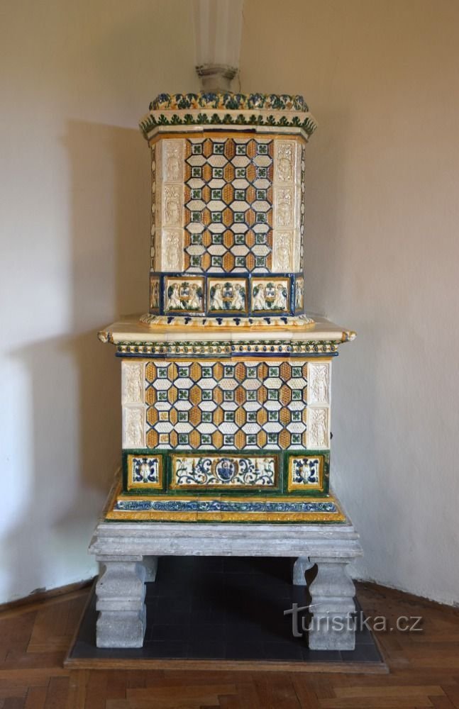 Se ha completado la restauración de las estufas de azulejos únicas en Šternberk