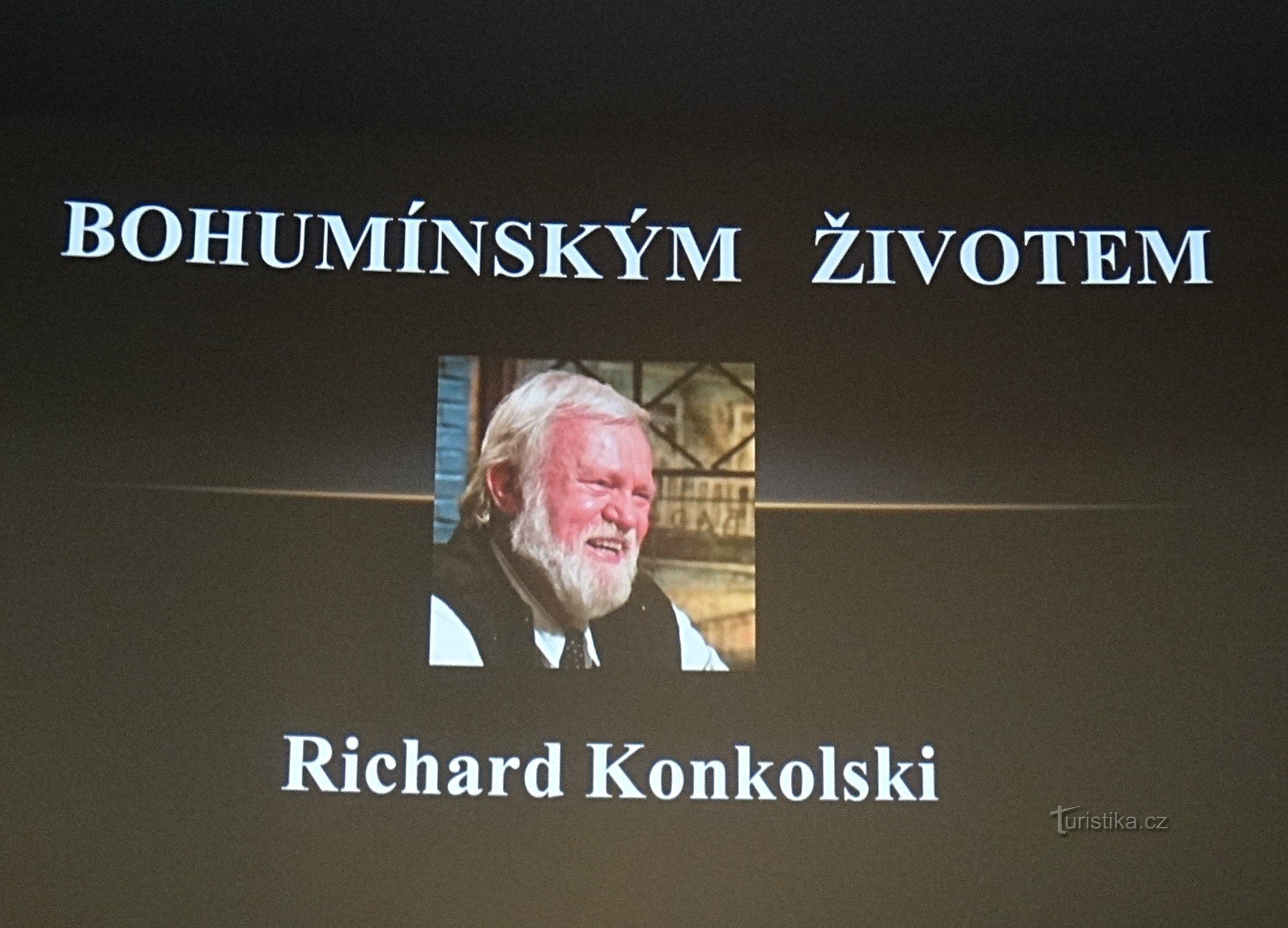 Richard Konkolski puhuu elokuvateatterissa