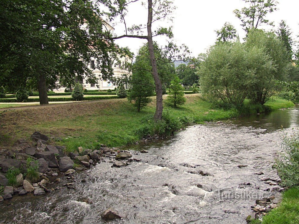 Říčka Bystřice dans le parc du château