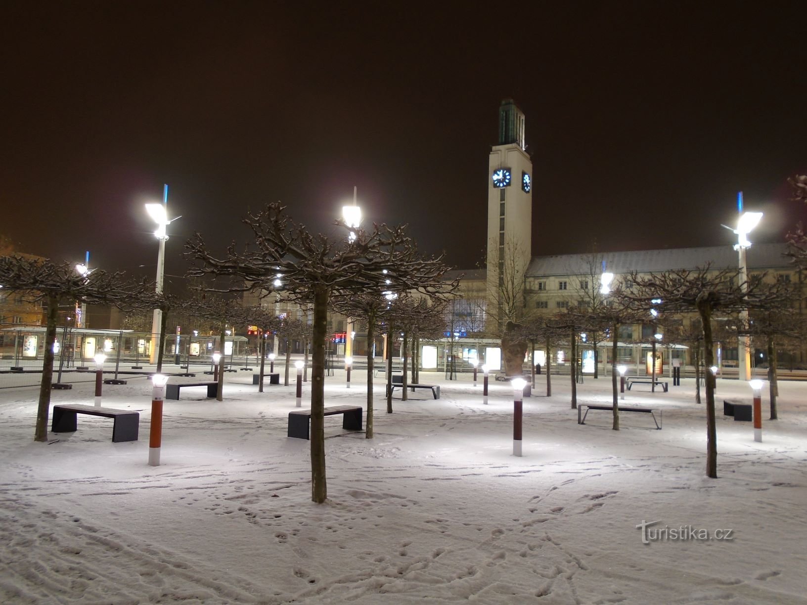 Riegrovo náměstí con el edificio de la estación (Hradec Králové, 20.12.2017)