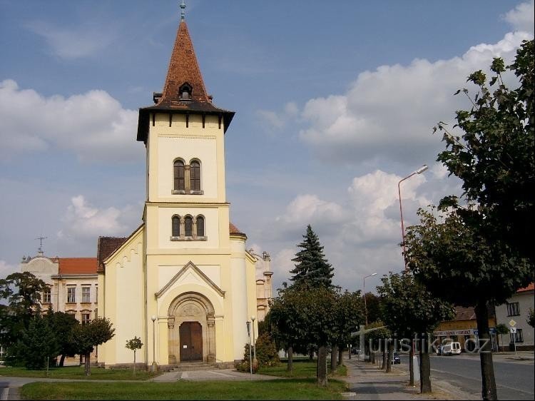 Rooms-Katholieke Kerk: Neo-romaanse kerk van St. Wenceslas werd in het begin gebouwd