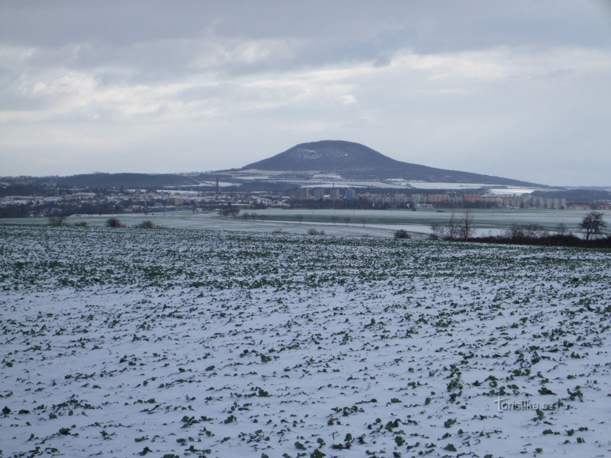 Říp, widok ze wzgórza Na góry (w pobliżu Rohatcé)