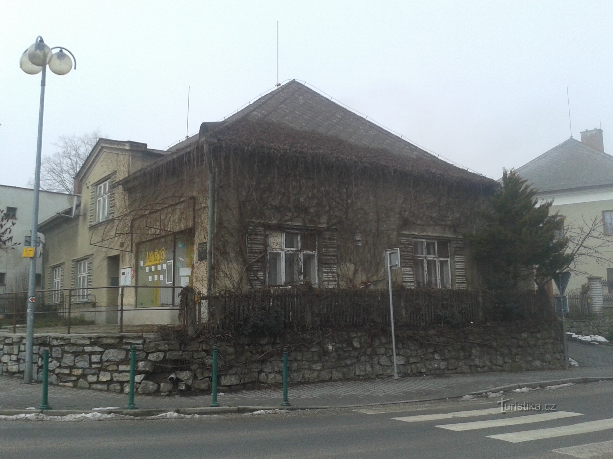 Locul de naștere al lui Adolf Kašpar în Bludov (fotografia de la intersecție)