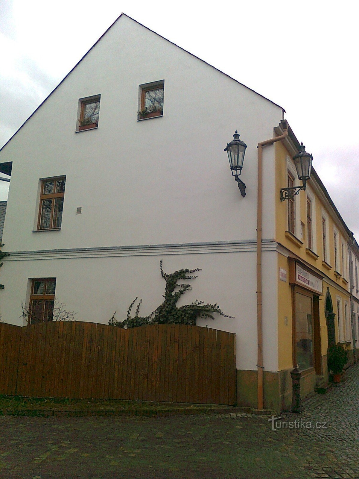 Das Geburtshaus des Professors, fotografiert von der Seite der Robotnická-Straße. Leider ging es nicht anders. Fo