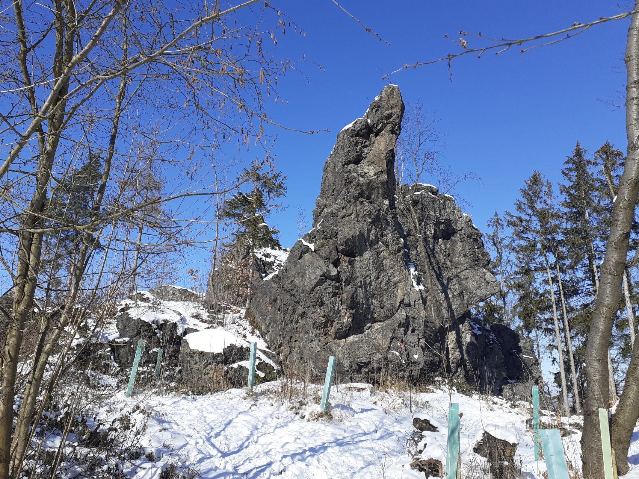 角のある岩