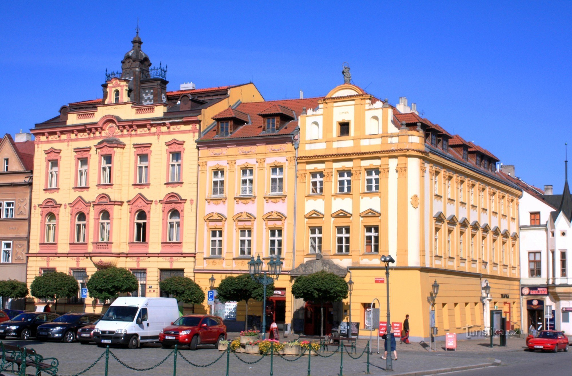 Casa Khomorovský de colț ca parte a frontului de est al caselor din Piața Ressel