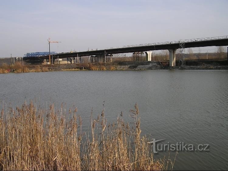 Rojek: Rojek - construction d'autoroute au bord de l'étang