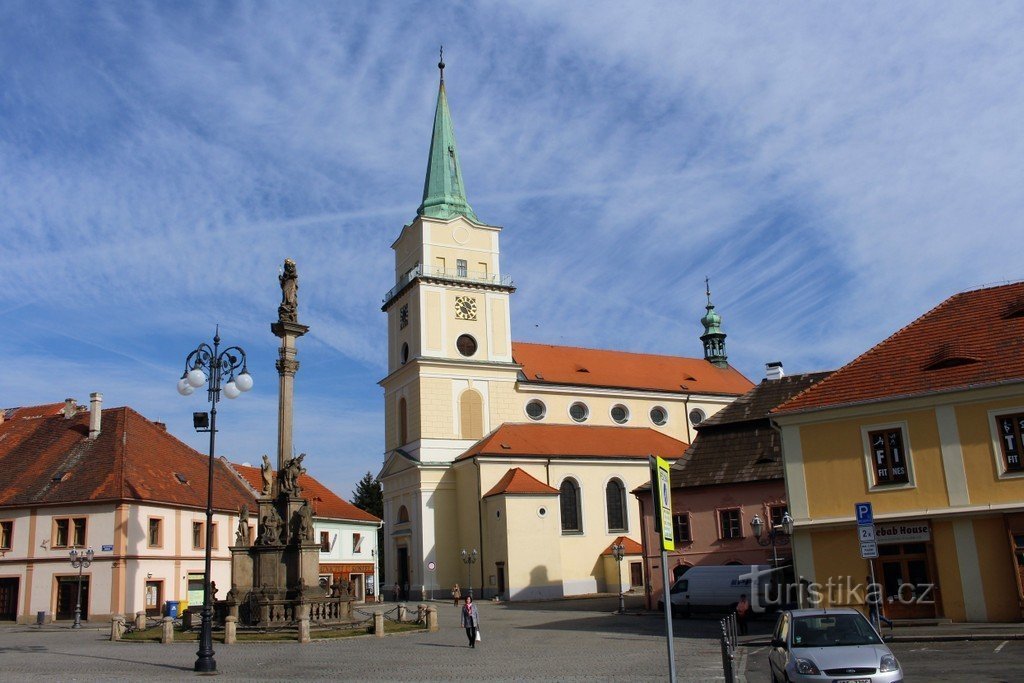 Rokycany, Biserica Maicii Domnului a Zăpezii, vedere din piață