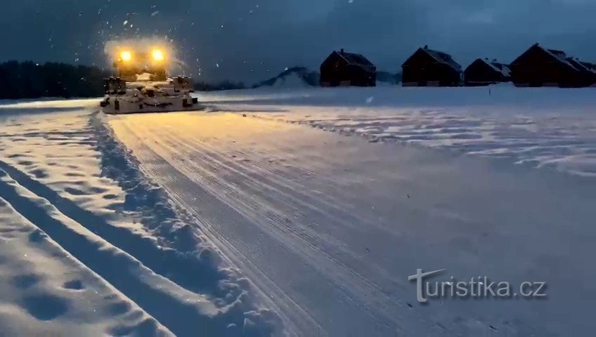 Rolba iz Frymburka prilagaja proge za tekače na smučeh