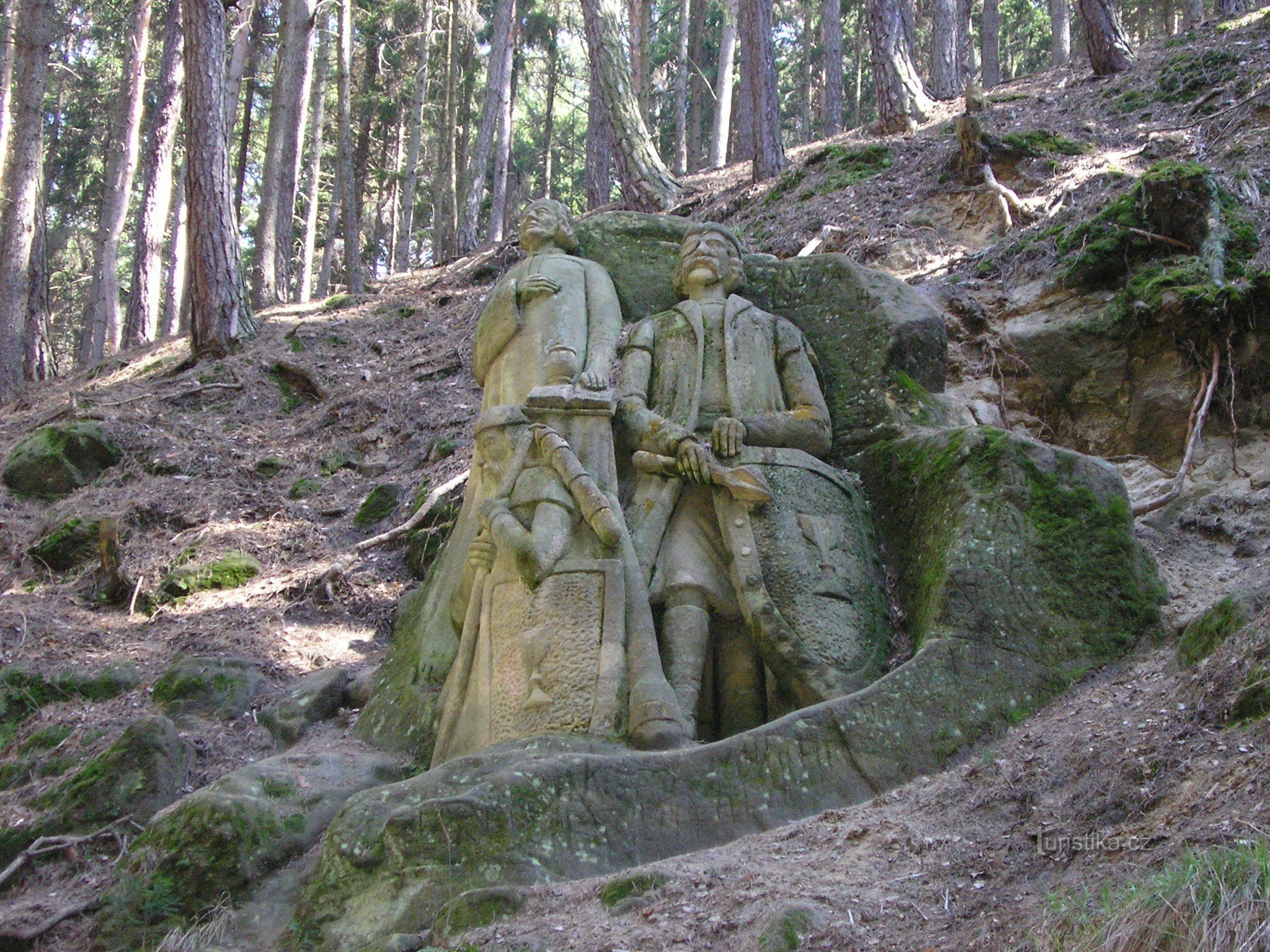 Velké Chlumの丘の中腹にあるRolínkovoの彫刻