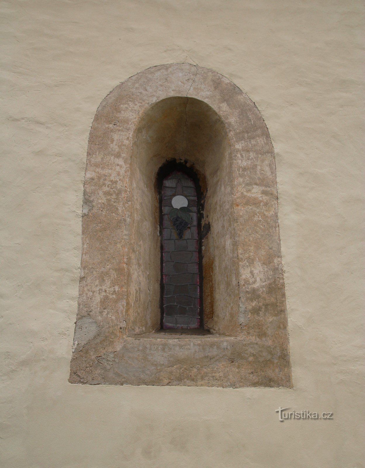 Cửa sổ kiểu Romanesque trên bức tường lâu đài