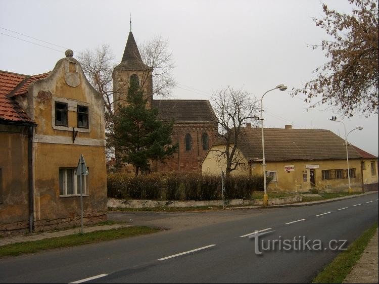 Église romane : Dans l'axe de l'abside se trouve une fenêtre romane à créneaux à décrochements. Le navire est de blo