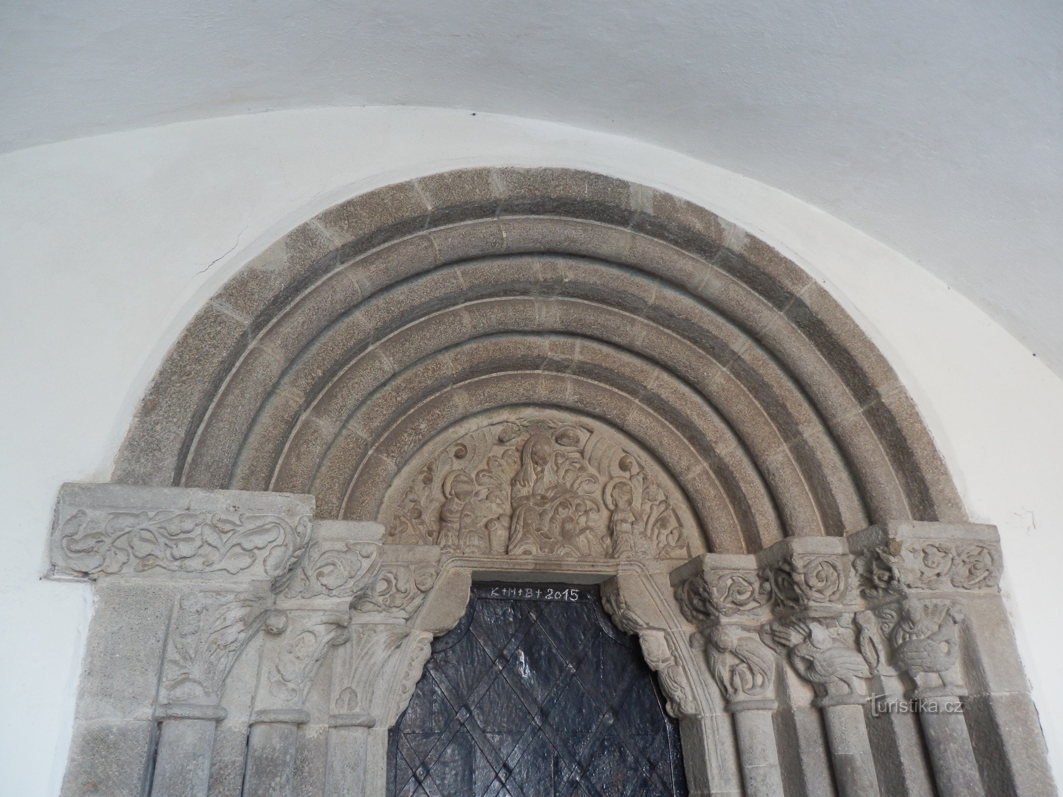聖マリア教会のロマネスク様式の門。 ジョン・ザ・バプティスト