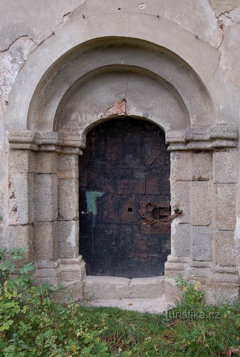 Ρομανική πύλη στη δυτική πλευρά
