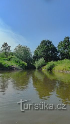 a paisagem romântica atrai aqui com seu caráter natural - a superfície da água da segunda jangada após