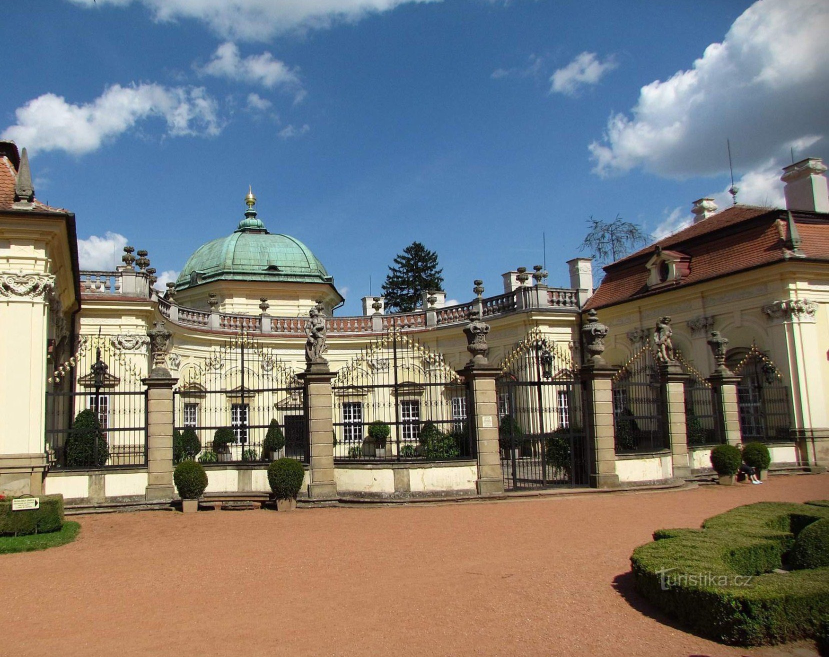 Romantisk slottsträdgård med landskapspark i Buchlovice