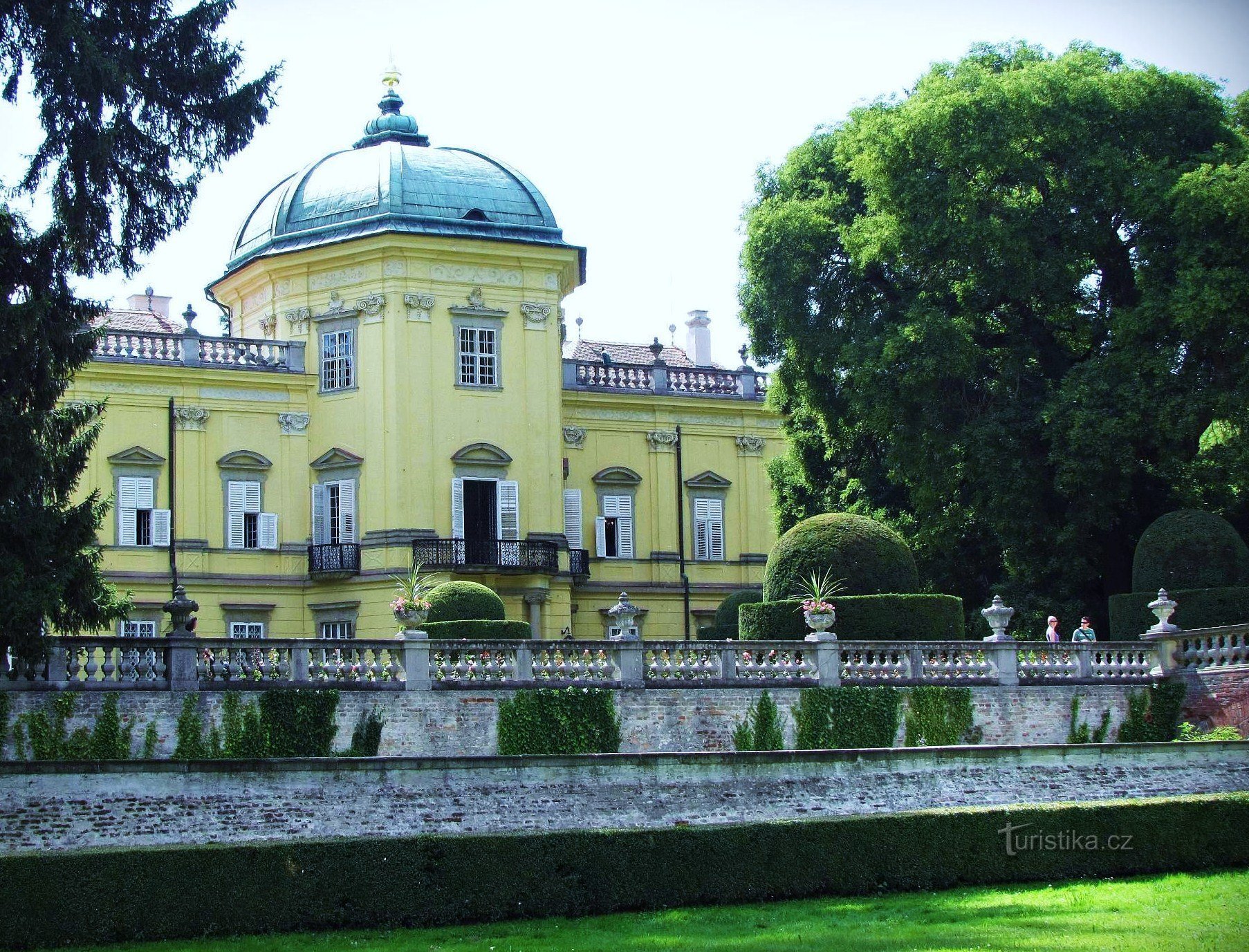 Romantisk slottsträdgård med landskapspark i Buchlovice