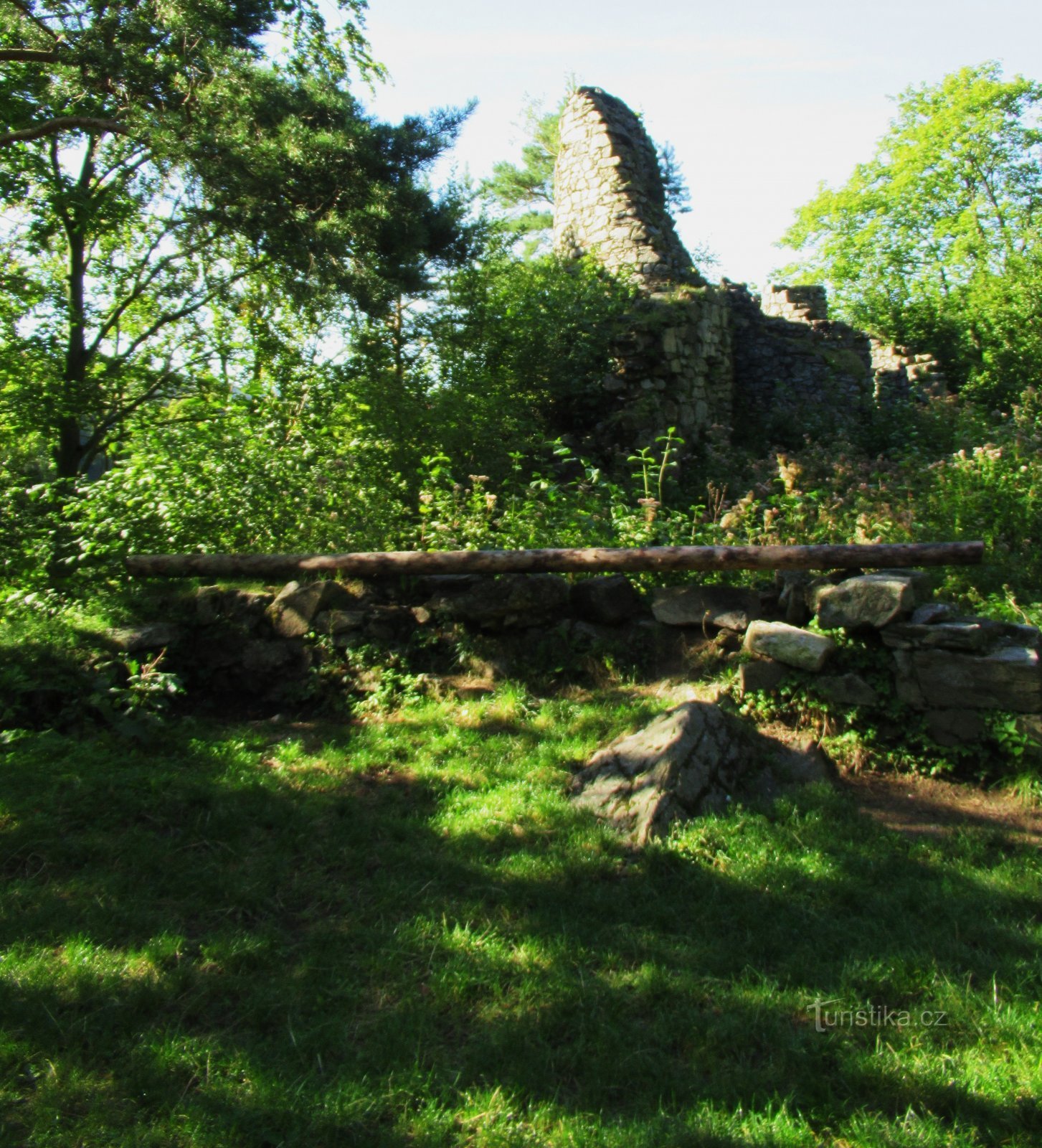 De romantiska ruinerna av Rychleby slott