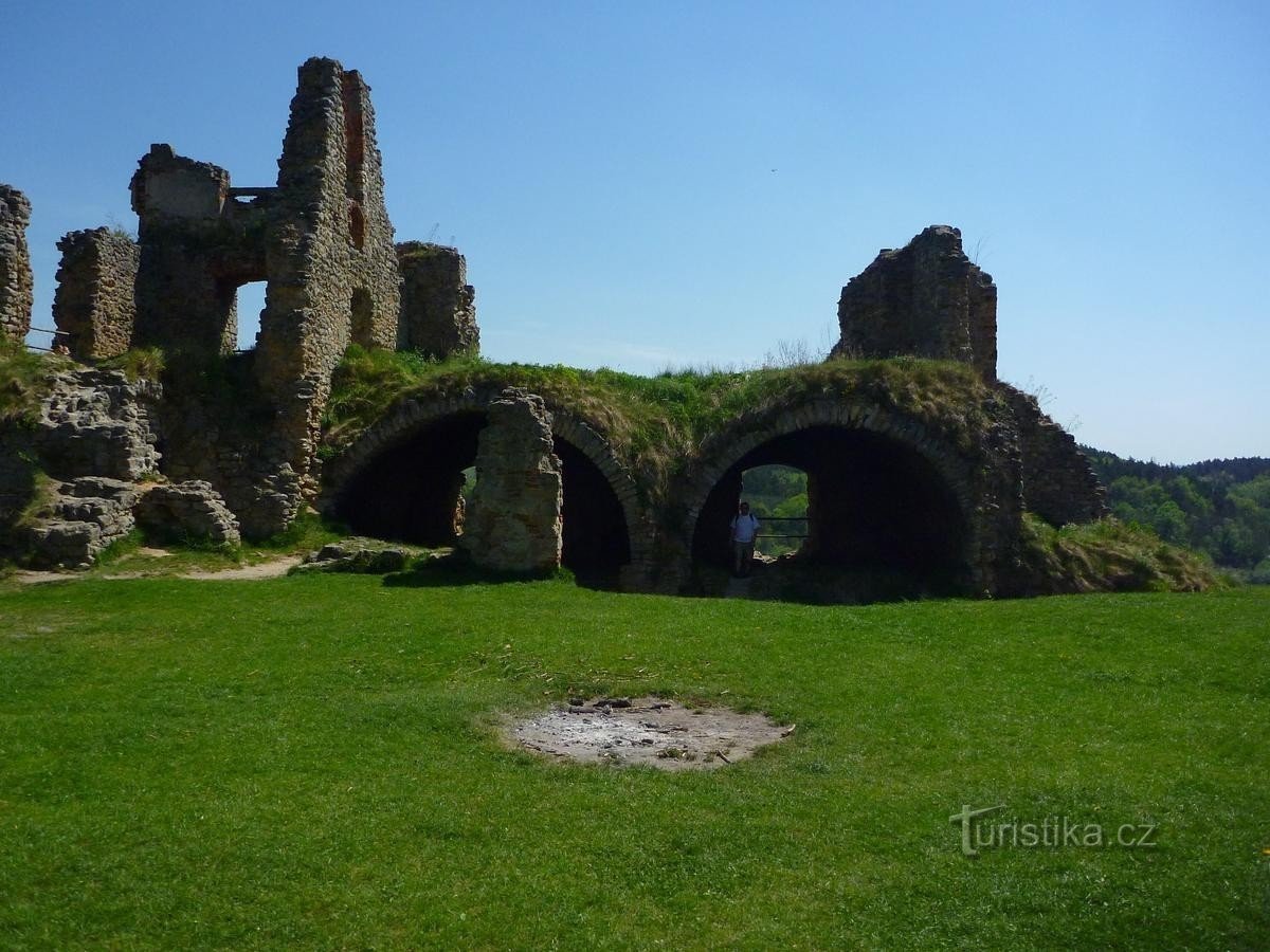 De romantische ruïnes van Zviřetice