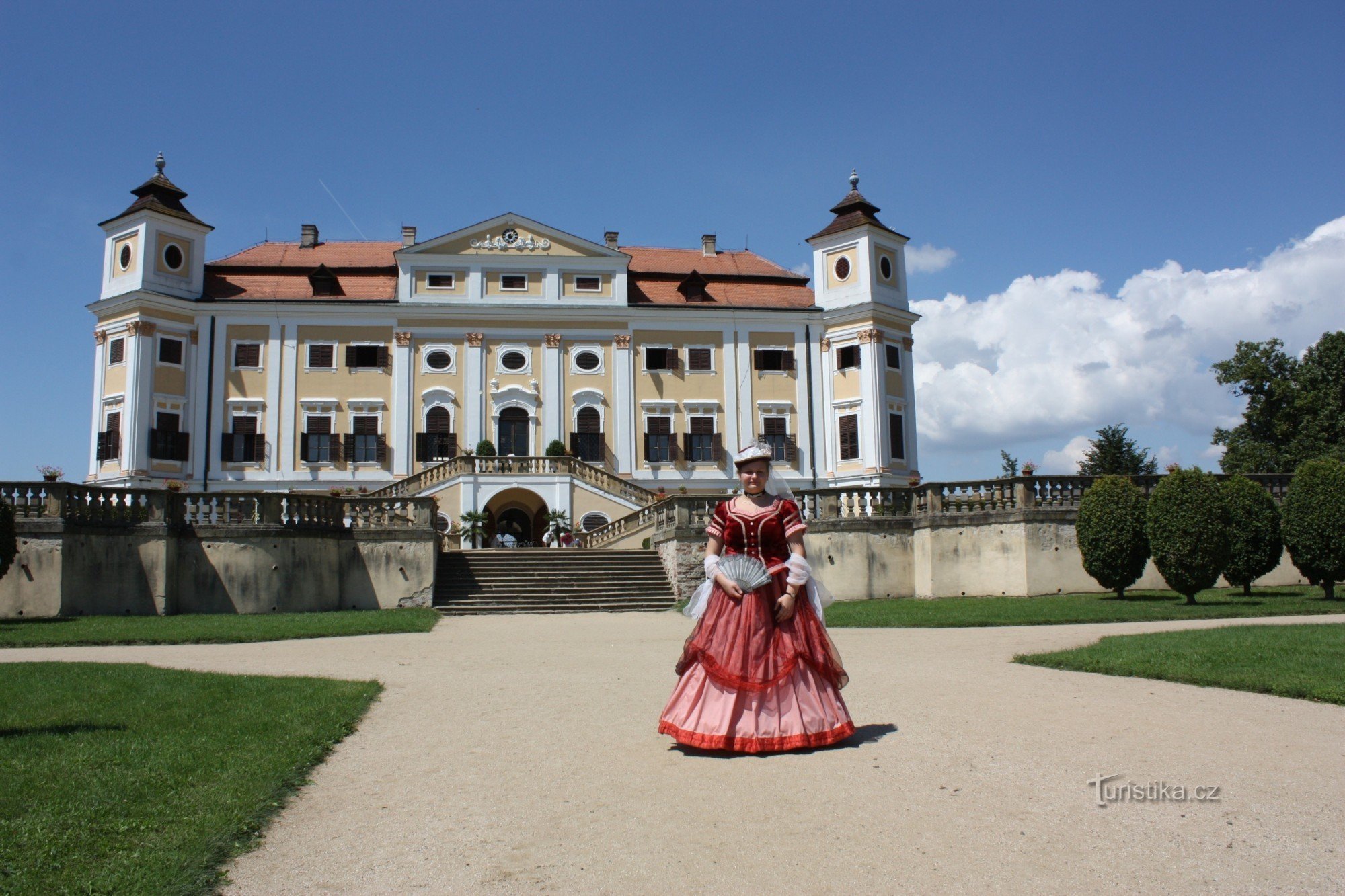 Parque francês romântico do castelo de Milotice perto de Kyjova