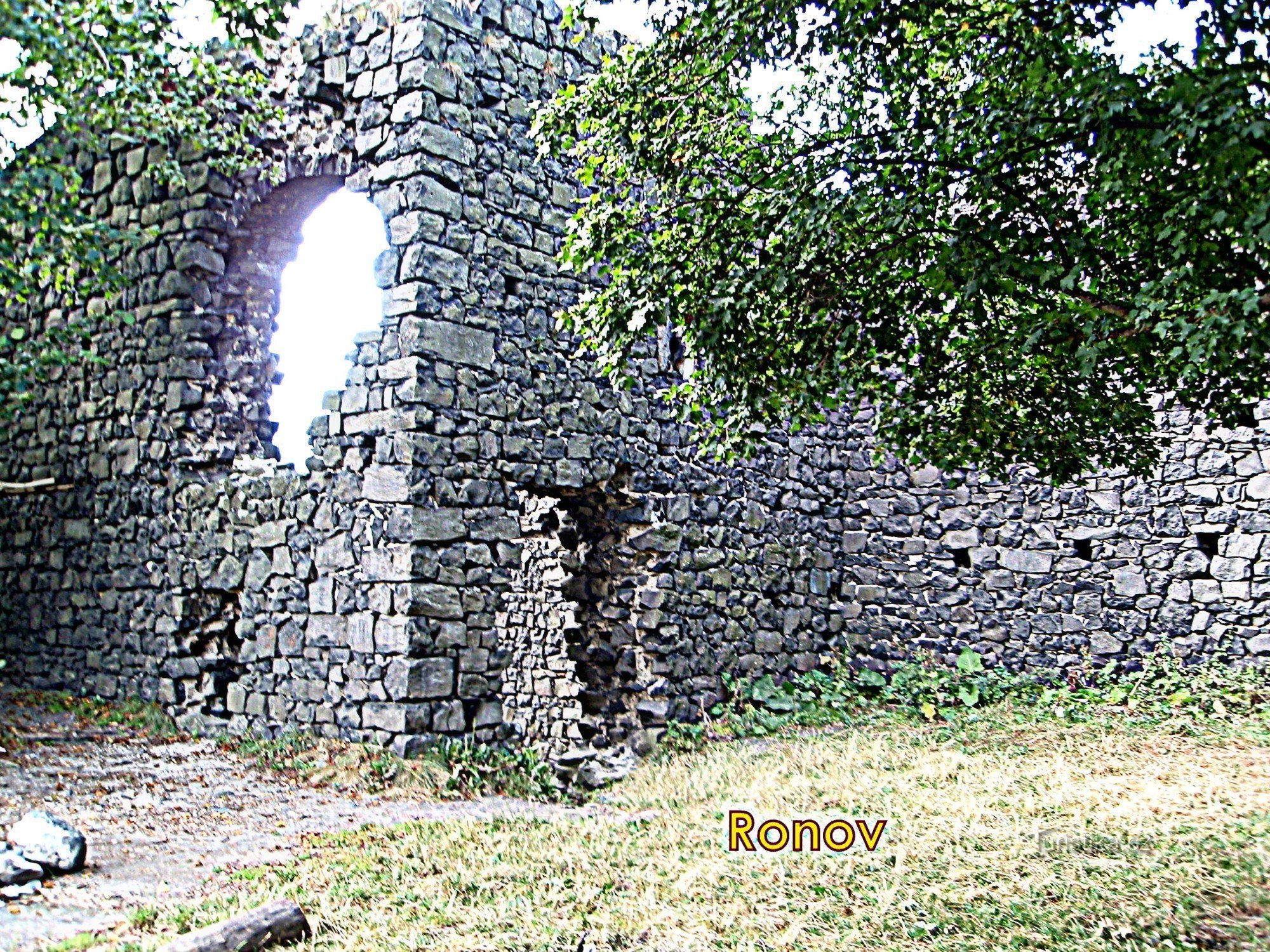 Ronov, courtyard