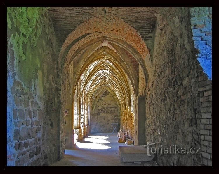 Rosa Coeli Cross aisle