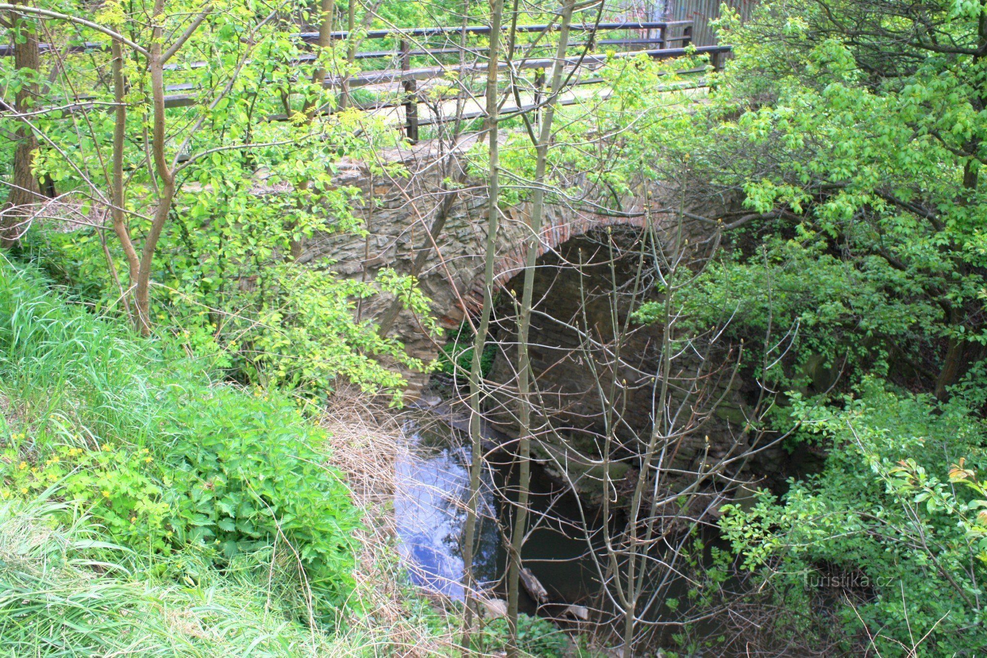 Rosice - puente de piedra sobre el Bobrava