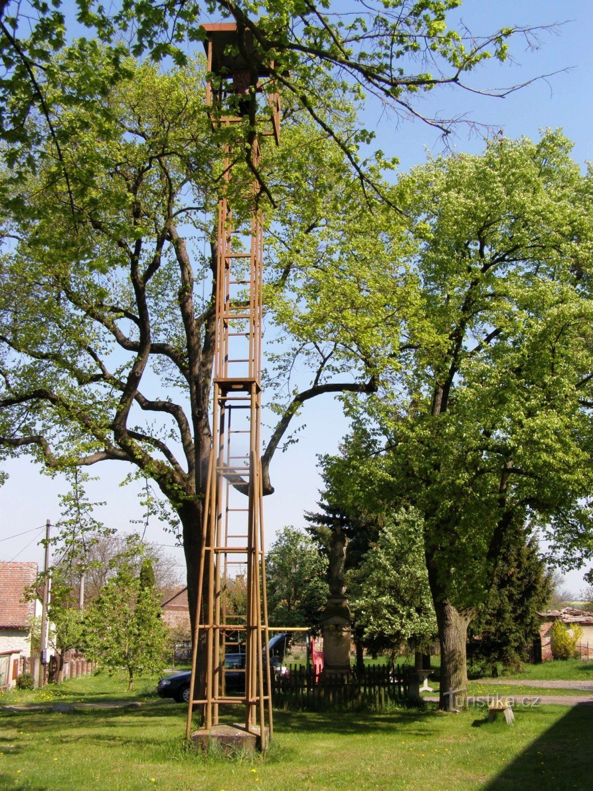 Rosnice - klokkentoren en St. maagd Maria